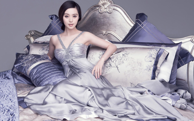 Cô nàng còn được bình chọn là ngôi sao ăn mặc đẹp nhất năm 2012 của làng giải trí Trung Quốc.
